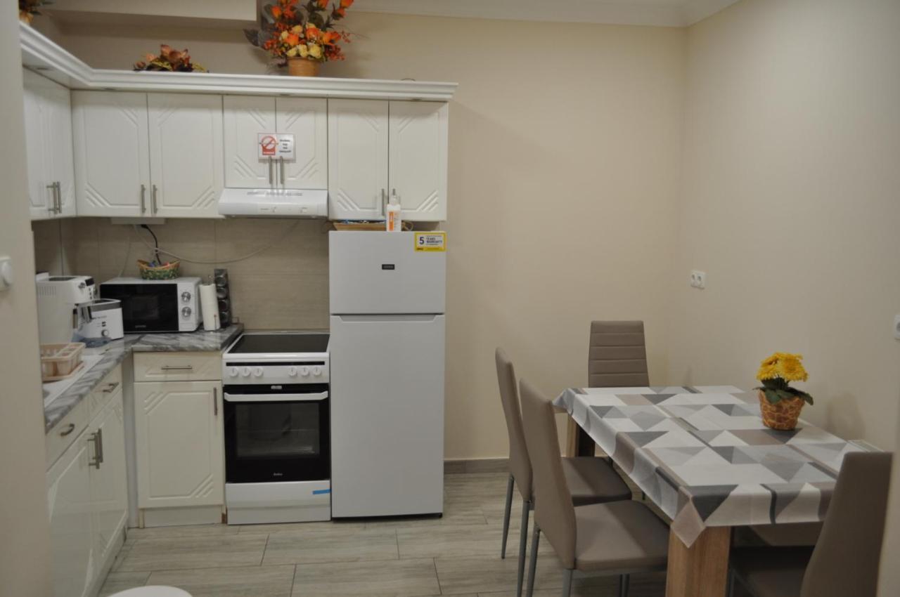 Relax Beach Apartman Hajduszoboszlo Bagian luar foto