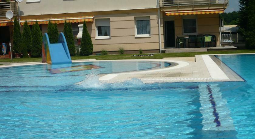 Relax Beach Apartman Hajduszoboszlo Bagian luar foto