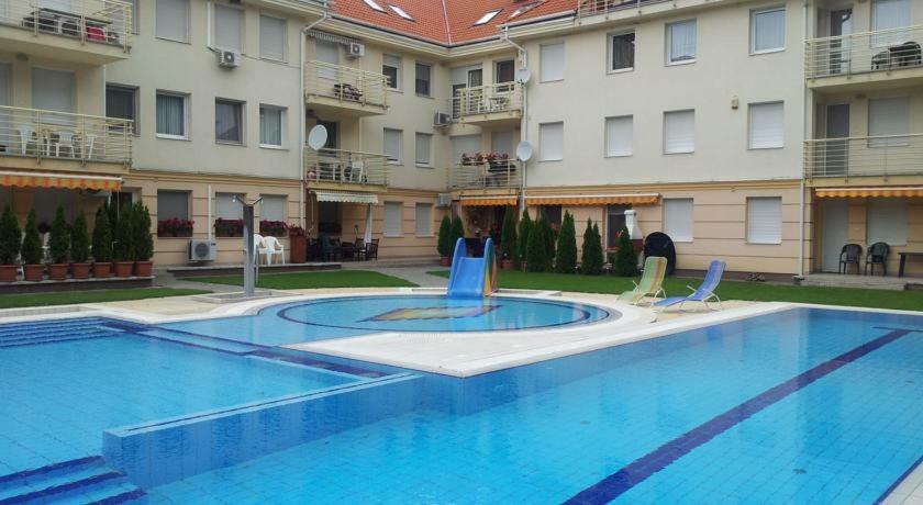 Relax Beach Apartman Hajduszoboszlo Bagian luar foto
